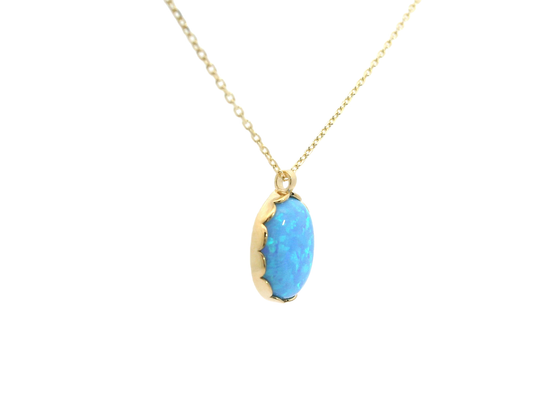 Elegant necklace with opal pendant (oval)