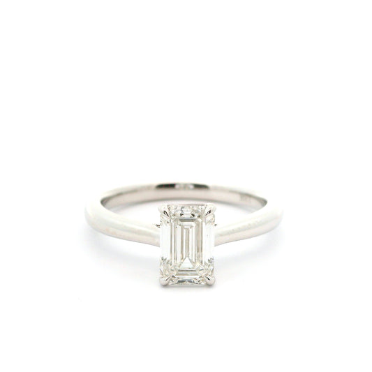 Elegant engagement ring with diamond