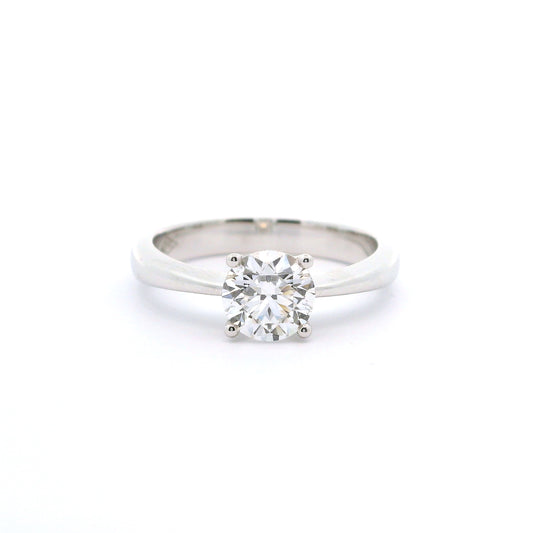 Elegant engagement ring with diamond