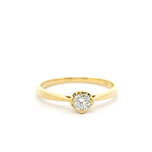 Elegant gold engagement ring