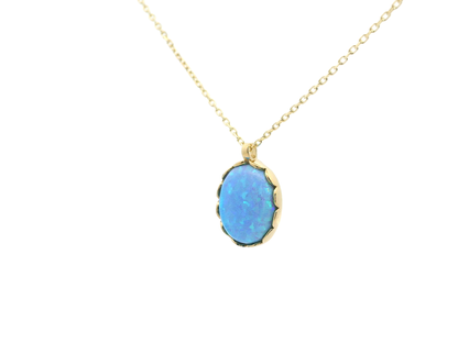 Elegante Halskette mit Opal-Anhänger (oval)