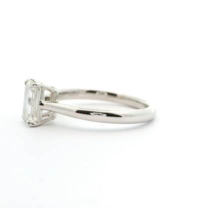 Eleganter Verlobungsring mit Diamant