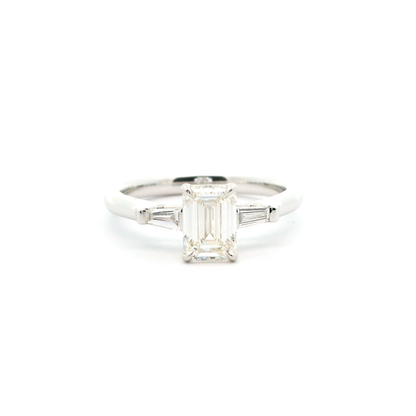 Eleganter Verlobungsring mit Diamanten