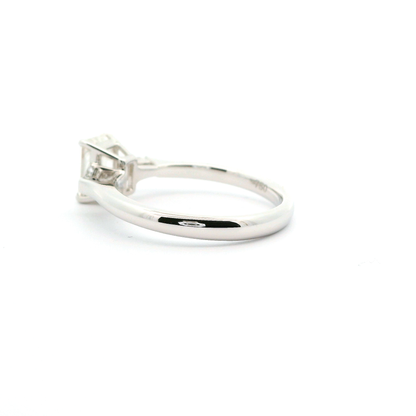 Eleganter Verlobungsring mit Diamanten