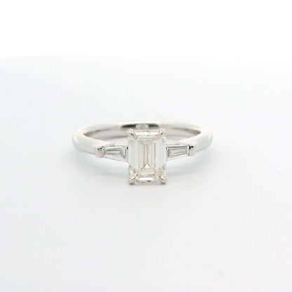 Eleganter Verlobungsring mit Diamanten