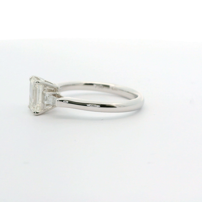 Eleganter Verlobungsring mit Diamanten