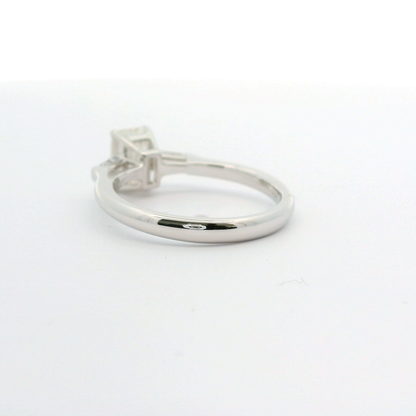 Eleganter Verlobungsring mit Diamanten