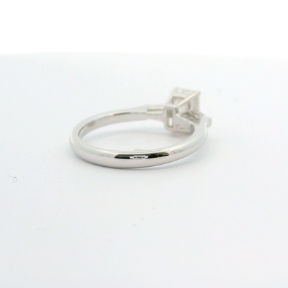Eleganter Verlobungsring mit Diamanten