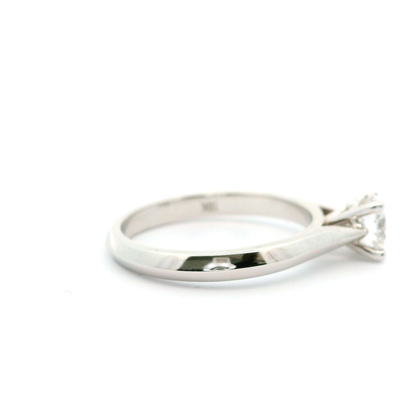 Eleganter Verlobungsring mit Diamant