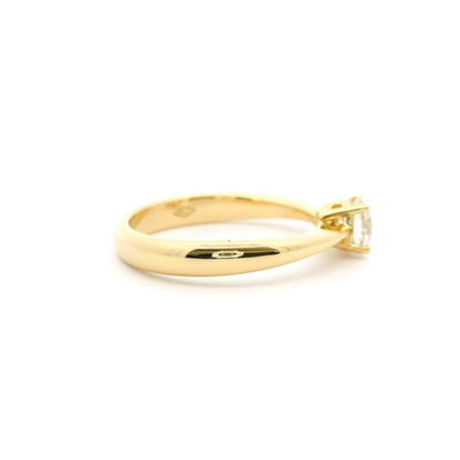 Eleganter Goldring mit Diamant