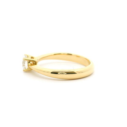 Eleganter Goldring mit Diamant