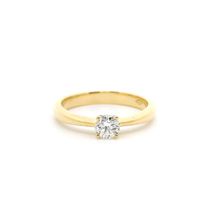 Eleganter goldener Diamanten-Verlobungsring