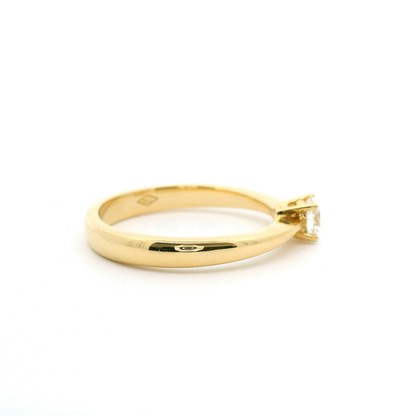 Eleganter goldener Diamanten-Verlobungsring