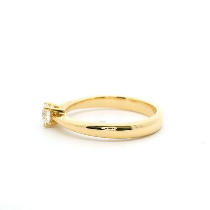 Eleganter goldener Diamanten-Verlobungsring