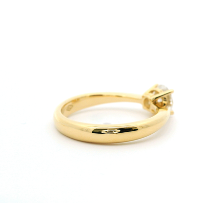 Eleganter Goldring mit Diamant