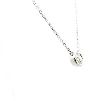 Elegante Halskette mit funkelndem Anhänger (Diamant)