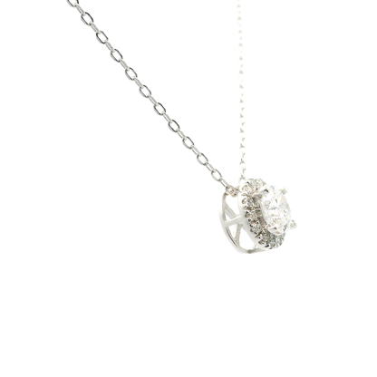 Eleganter Halskette mit funkelndem Diamanten im Anhänger