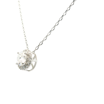 Eleganter Halskette mit funkelndem Diamanten im Anhänger