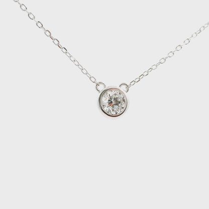 Elegante Halskette mit funkelndem Anhänger (Diamant)