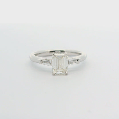 Eleganter Verlobungsring mit Diamanten