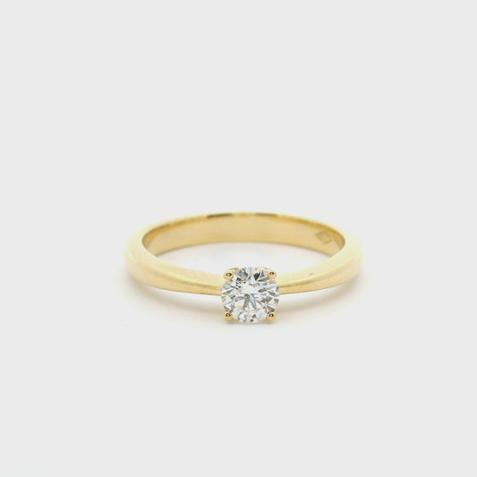 Eleganter goldener Diamanten-Verlobungsring