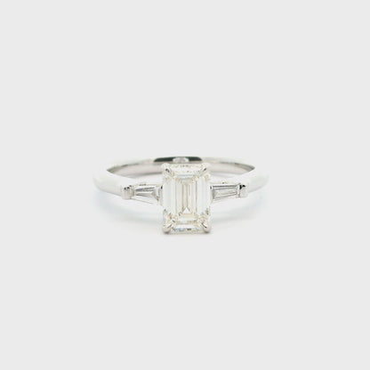 Eleganter Verlobungsring mit Diamanten