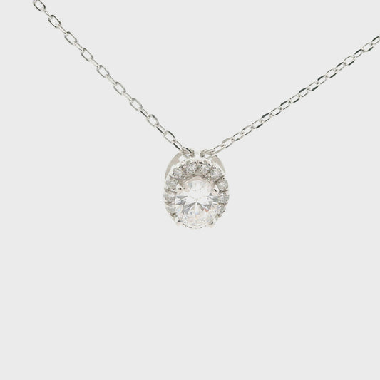 Eleganter Halskette mit funkelndem Diamanten im Anhänger